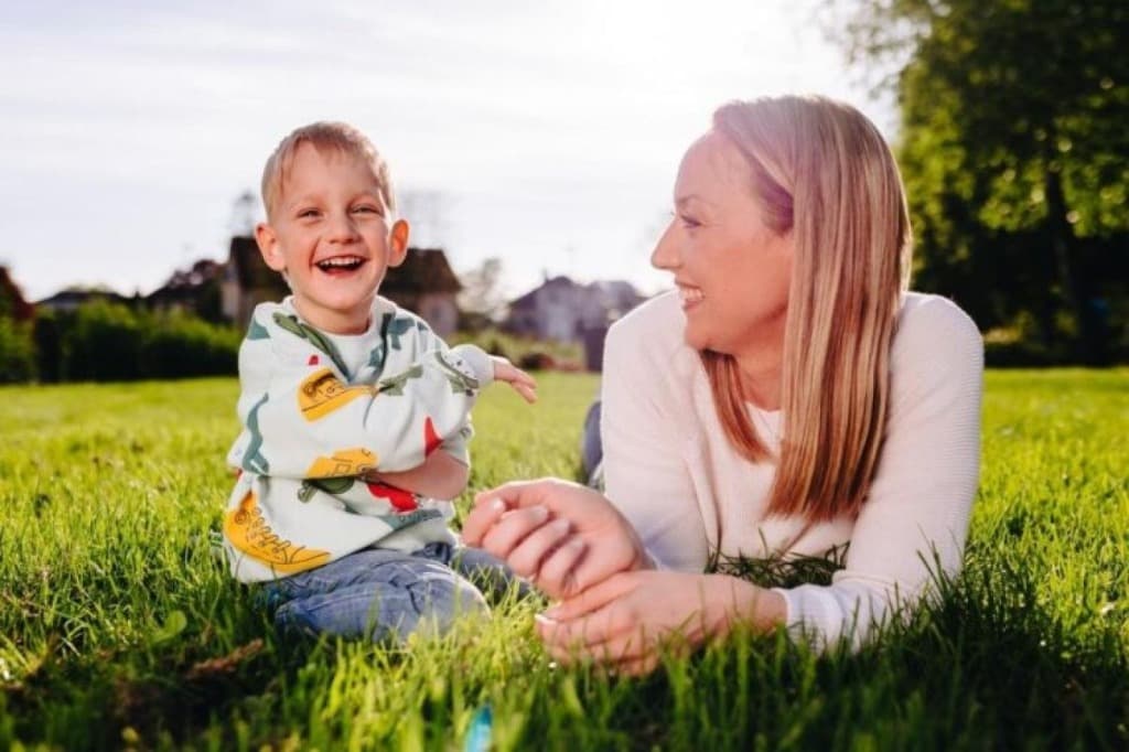 Fotografía de Špela Mirosevic con su hijo Urban